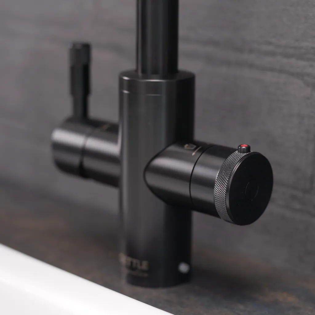 Signature Modern Black detail.webp