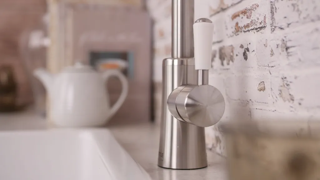 QETTLE Signature Mixer Classic Stainless Steel Single Lever Close Up.webp