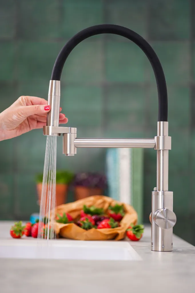 QETTLE Signature Modern Rinse Spout Steel Berries 7.webp